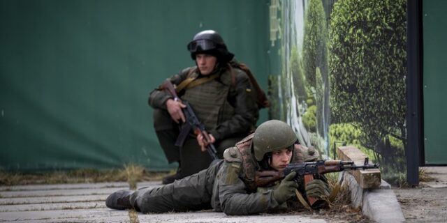 Πόλεμος στην Ουκρανία: Μάχες στους δρόμους του Κιέβου – Εκρήξεις και πυροβολισμοί στην πρωτεύουσα