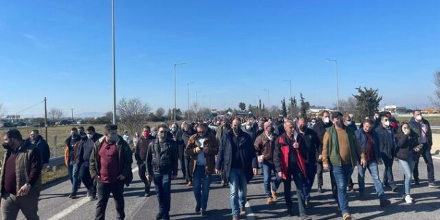 Λάρισα: Σε συμβολικό αποκλεισμό της ΠΑΘΕ με διακοπή κυκλοφορίας προχώρησαν οι αγρότες