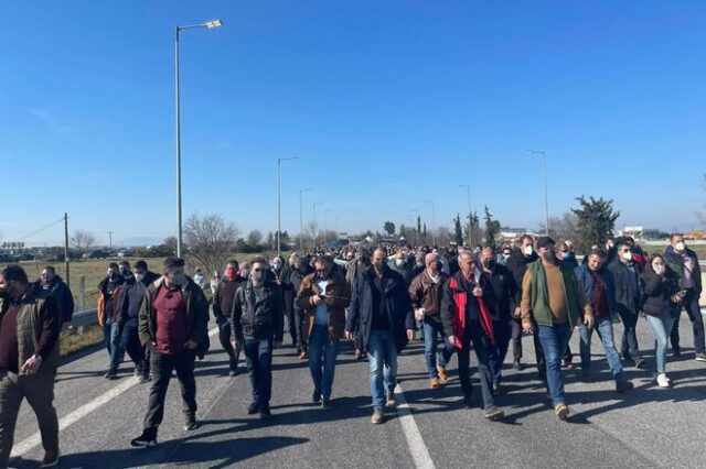 Λάρισα: Σε συμβολικό αποκλεισμό της ΠΑΘΕ με διακοπή κυκλοφορίας προχώρησαν οι αγρότες