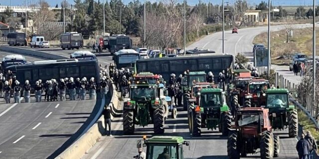 Λάρισα: Στο κόμβο της Νίκαιας έφτασαν τα τρακτέρ αγροτών από τη Θεσσαλία
