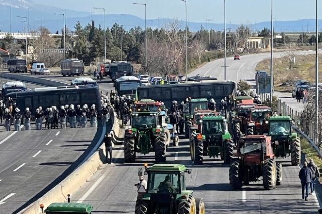 Λάρισα: Στο κόμβο της Νίκαιας έφτασαν τα τρακτέρ αγροτών από τη Θεσσαλία