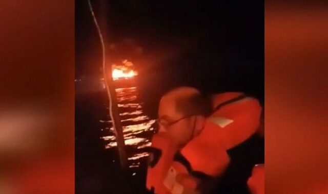 Φωτιά σε πλοίο κοντά στην Κέρκυρα: Η στιγμή της διάσωσης επιβατών με σωσίβιες λέμβους