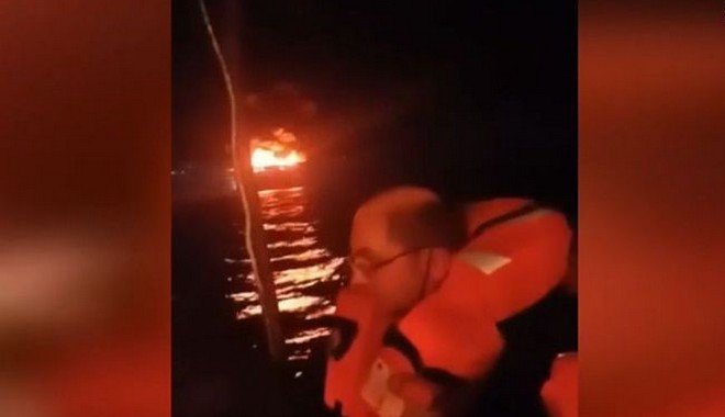 Φωτιά σε πλοίο κοντά στην Κέρκυρα: Η στιγμή της διάσωσης επιβατών με σωσίβιες λέμβους
