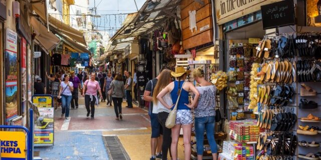Η Ελλάδα δεν είναι φτηνή για διακοπές όμως οι τουρίστες ξοδεύουν λιγότερα απ’ ό,τι πριν από 10 χρόνια