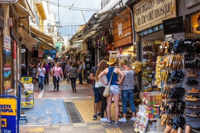 Η Ελλάδα δεν είναι φτηνή για διακοπές όμως οι τουρίστες ξοδεύουν λιγότερα απ’ ό,τι πριν από 10 χρόνια