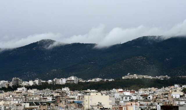 Καιρός: Νεφώσεις κατά τόπους πιο πυκνές με τοπικές βροχές στα δυτικά