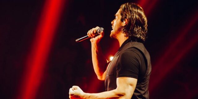 Ο Νίκος Οικονομόπουλος στο Fantasia – Μαζί του ο Πέτρος Ιακωβίδης και η Ήβη Αδάμου
