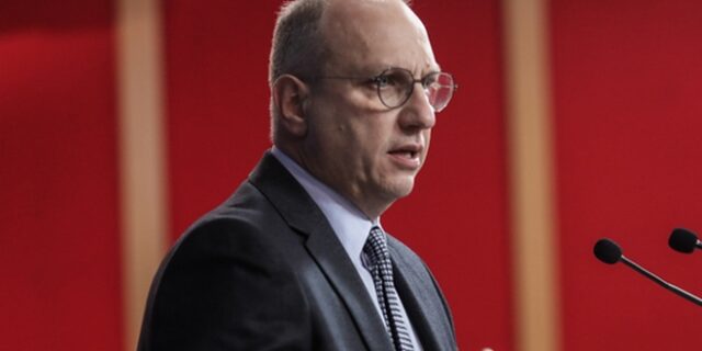 Οικονόμου: 200 ευρώ στους εκπαιδευτικούς για αγορά τεχνολογικού εξοπλισμού