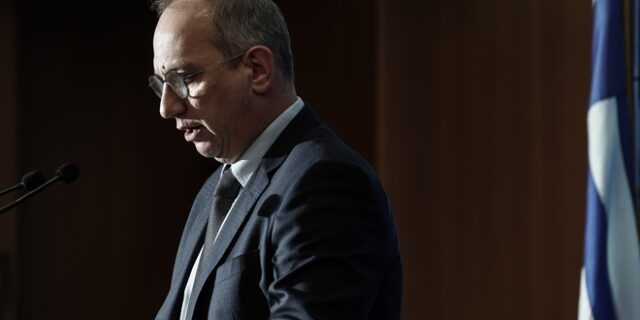 Οικονόμου: Φρένο στα σενάρια για πλαφόν στις τιμές των καυσίμων