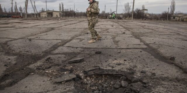Ουκρανία: Έκρυθμη η κατάσταση στα σύνορα – Πληροφορίες για εισβολή της Ρωσίας την Τρίτη