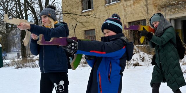 Παιδιά στα καλάσνικοφ – Η Ουκρανία ετοιμάζεται για πόλεμο