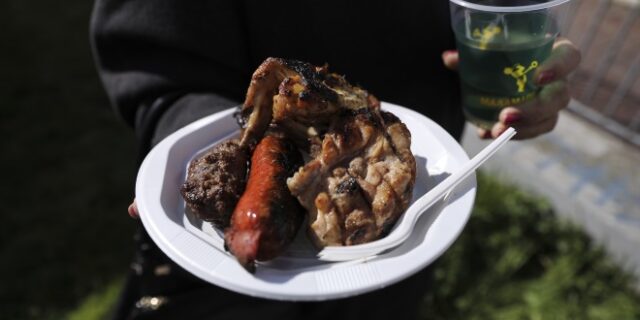 Τσικνοπέμπτη: Τι να προσέξεις αν έχεις χοληστερίνη