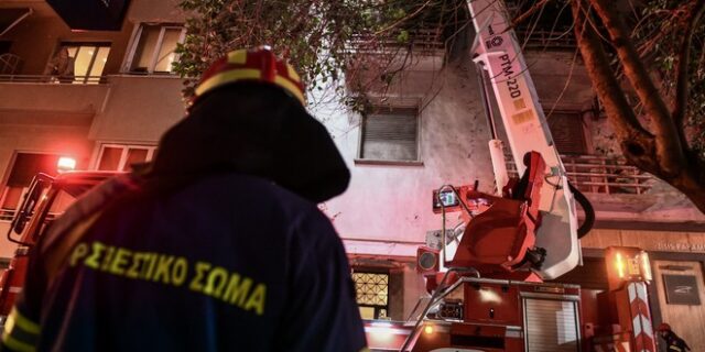 Φωτιά σε εγκαταλελειμμένο κτίριο στο Ίλιον – Εντοπίστηκε άνδρας χωρίς τις αισθήσεις του