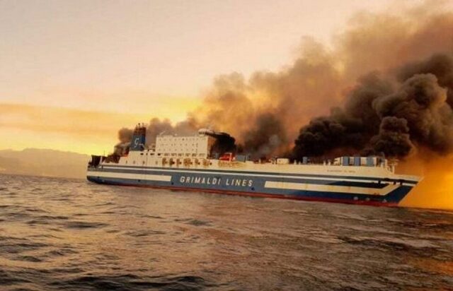 Φωτιά σε πλοίο στην Κέρκυρα: Αγωνιώδεις προσπάθειες διάσωσης των δύο εγκλωβισμένων
