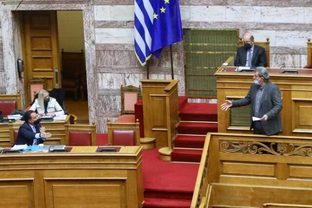 Πολάκης: “Πρώτη φορά εδώ και 40 χρόνια που προεδρεύων της Βουλής, κλείνει τα μικρόφωνα”