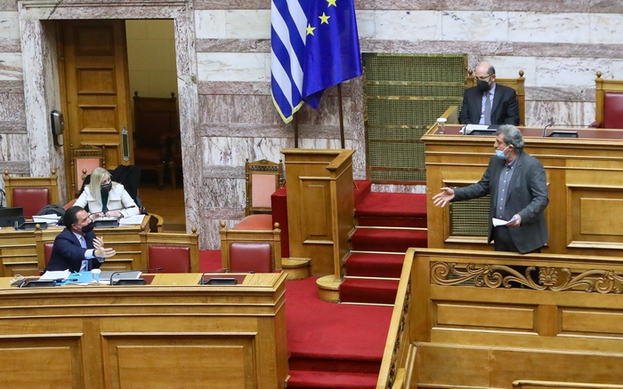Πολάκης: “Πρώτη φορά εδώ και 40 χρόνια που προεδρεύων της Βουλής, κλείνει τα μικρόφωνα”
