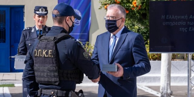 Βράβευση αστυνομικών για διασώσεις πολιτών από τον Υπουργό Προστασίας του Πολίτη