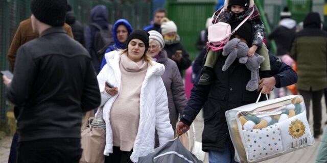 Πόλεμος στην Ουκρανία: Δεκάδες χιλιάδες πρόσφυγες αναζητούν καταφύγιο στις γειτονικές χώρες