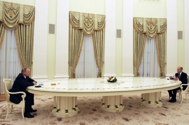Ο Πούτιν έβαλε τον Σολτς στα έξι μέτρα – “Τι ώρα θα μπαίναμε στην Ουκρανία;”
