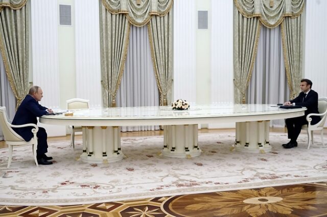 Πούτιν – Μακρόν: Η άβολη συνάντηση με το μακρύ τραπέζι θύμισε… Βέγγο