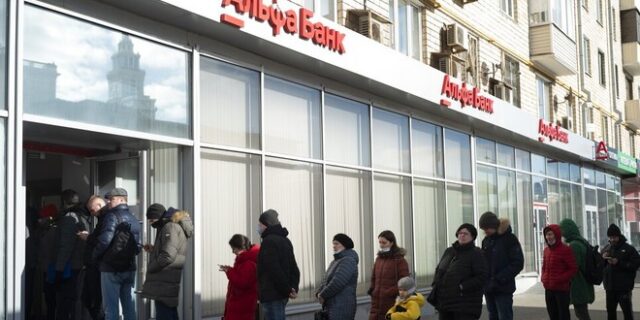 Η κεντρική τράπεζα της Ρωσίας αύξησε τα επιτόκια στο 20% – Σε ελεύθερη πτώση το ρούβλι