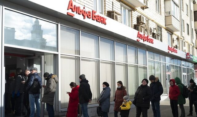 Η κεντρική τράπεζα της Ρωσίας αύξησε τα επιτόκια στο 20% – Σε ελεύθερη πτώση το ρούβλι