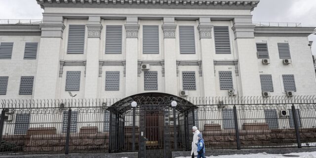 Ουκρανία: Η Μόσχα απομακρύνει το διπλωματικό προσωπικό από την πρεσβεία
