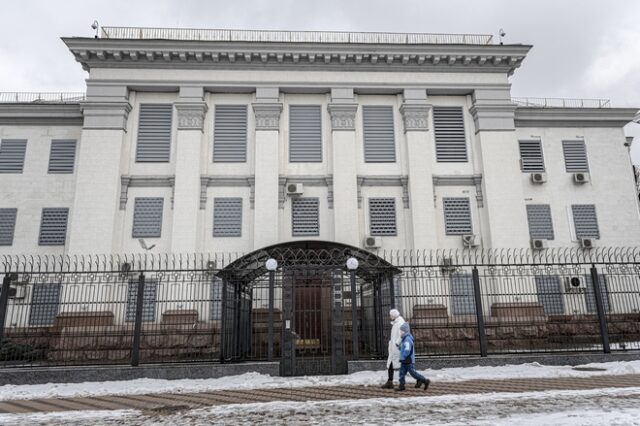 Ουκρανία: Η Μόσχα απομακρύνει το διπλωματικό προσωπικό από την πρεσβεία