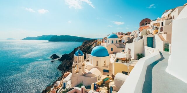 “Απόβαση” πολυτελών ξενοδοχείων στη Σαντορίνη – Ξένα και εγχώρια brands ανοίγουν φέτος