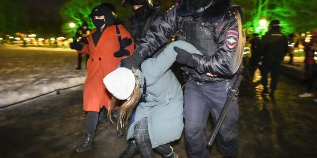 Ρωσία: Οσοι συμμετέχουν στις αντιπολεμικές διαδηλώσεις ρισκάρουν πολλά περισσότερα από μία σύλληψη