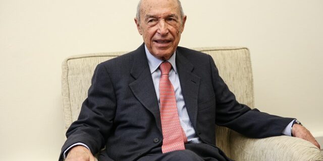 Σημίτης για Σαρτζετάκη: “Ένας δημόσιος λειτουργός που υποστήριξε με θάρρος τη δημοκρατία”