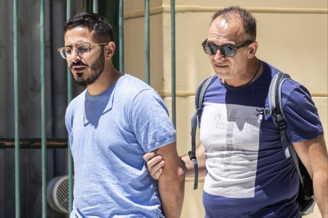 “Tinder Swindler”: Γιατί δεν είναι στη φυλακή ο απατεώνας του Tinder;