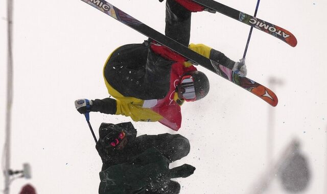 Τρομακτικό ατύχημα στους Χειμερινούς Ολυμπιακούς: Σκιέρ συγκρούστηκε με κάμεραμαν