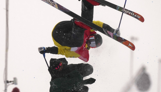 Τρομακτικό ατύχημα στους Χειμερινούς Ολυμπιακούς: Σκιέρ συγκρούστηκε με κάμεραμαν