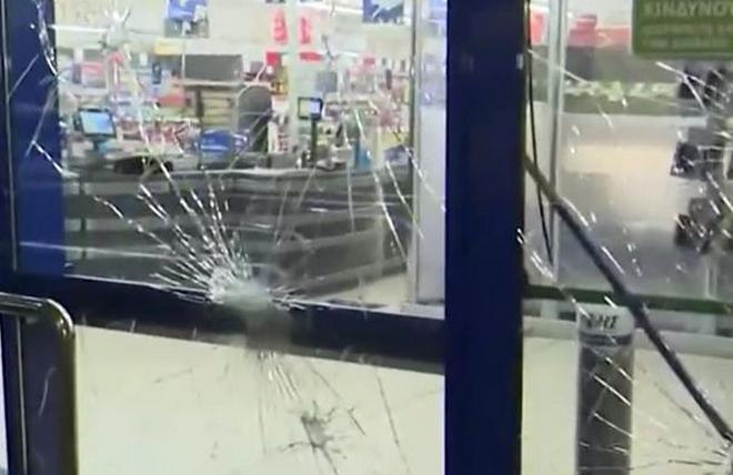 Επίθεση Ρουβίκωνα στο σούπερ μάρκετ όπου συνελήφθη η ηλικιωμένη