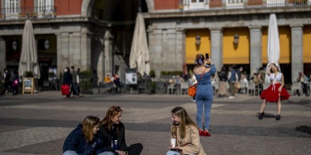 Κορονοϊός: Πέταξαν τις μάσκες στην Ισπανία