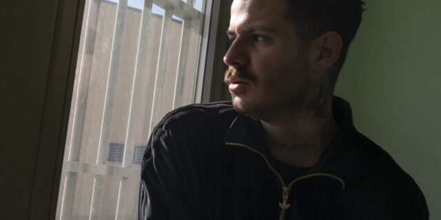 Ο Saske ραπάρει στα παγωμένα κελιά των φυλακών Νιγρίτας