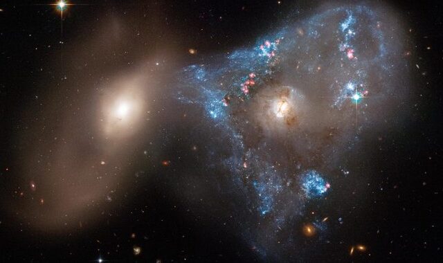 Στις συγκρούσεις γαλαξιών, ο μεγαλύτερος “κανιβαλίζει” τον μικρότερο