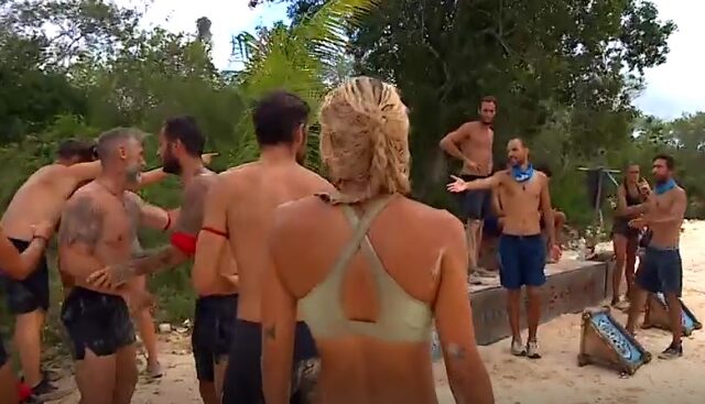 Survivor: Παραλίγο να πιαστούν στα χέρια Μπλε και Κόκκινοι – “Ποιον είπες βλάκα ρε;”