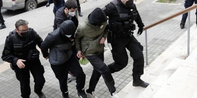 Θεσσαλονίκη: Στο εδώλιο και οι 12 κατηγορούμενοι για τη δολοφονία του 19χρονου Άλκη Καμπανού