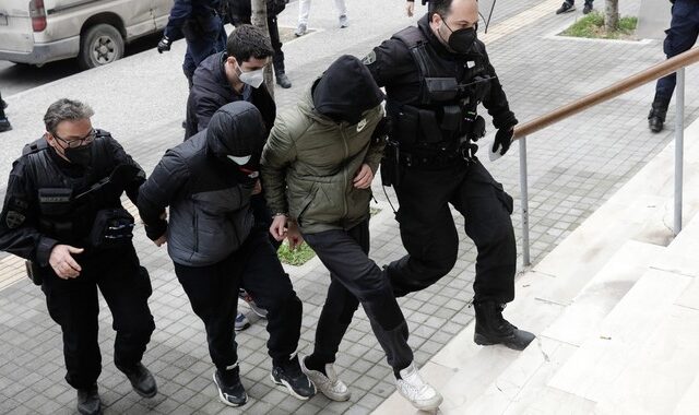 Θεσσαλονίκη: Στο εδώλιο και οι 12 κατηγορούμενοι για τη δολοφονία του 19χρονου Άλκη Καμπανού