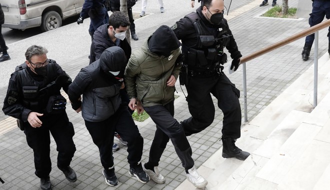 Θεσσαλονίκη: Στο εδώλιο και οι 12 κατηγορούμενοι για τη δολοφονία του 19χρονου Άλκη Καμπανού
