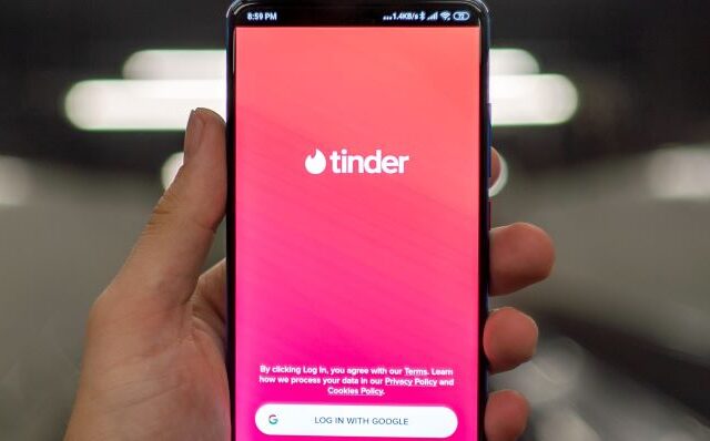 Tinder: Προσθέει νέα λειτουργία “Ραντεβού στα τυφλά” – Τι αλλάζει στα match