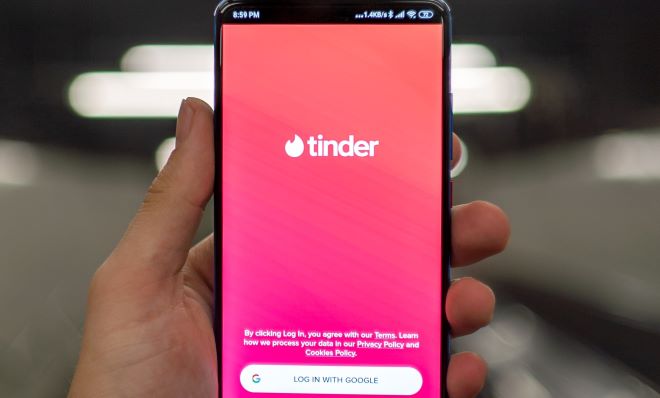 Tinder: Προσθέει νέα λειτουργία “Ραντεβού στα τυφλά” – Τι αλλάζει στα match