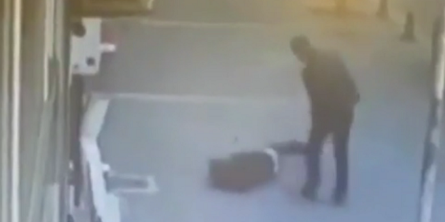 Τουρκία: Σοκαριστικό βίντεο – Άνδρας ξυλοκοπεί γυναίκα στη μέση του δρόμου