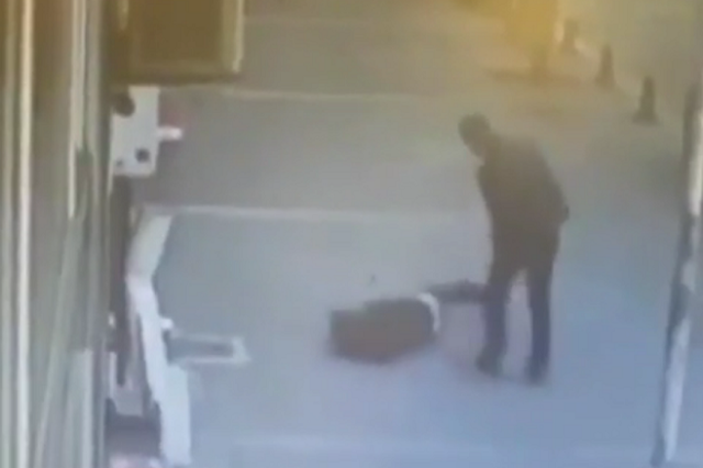 Τουρκία: Σοκαριστικό βίντεο – Άνδρας ξυλοκοπεί γυναίκα στη μέση του δρόμου