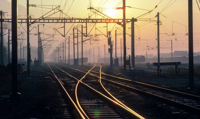 Τα δώδεκα νέα μεγάλα σιδηροδρομικά έργα της χώρας – Πώς τρέχουν οι διαγωνισμοί