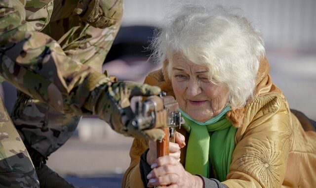 Ουκρανία: Απίστευτη εικόνα – 79χρονη εκπαιδεύεται για πιθανή εισβολή