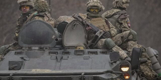 Πόλεμος στην Ουκρανία: Υπό πολιορκία το Κίεβο, σκληρές μάχες σε πολλές περιοχές – Νέες κυρώσεις από ΗΠΑ