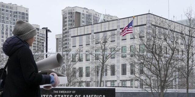 Ουκρανία: Οι ΗΠΑ εκκενώνουν την πρεσβεία στο Κίεβο